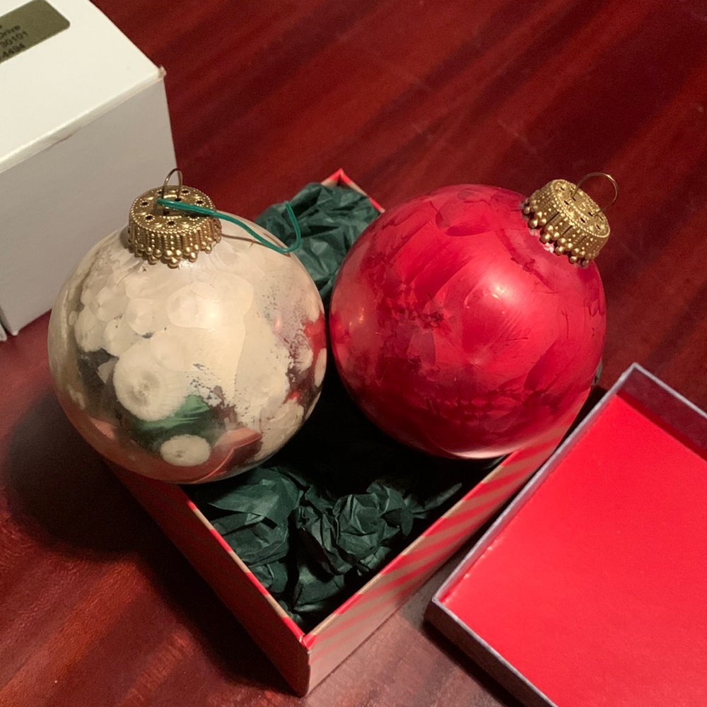 Vintage set of 2 mercury glass ornaments! 1950’s I believe.